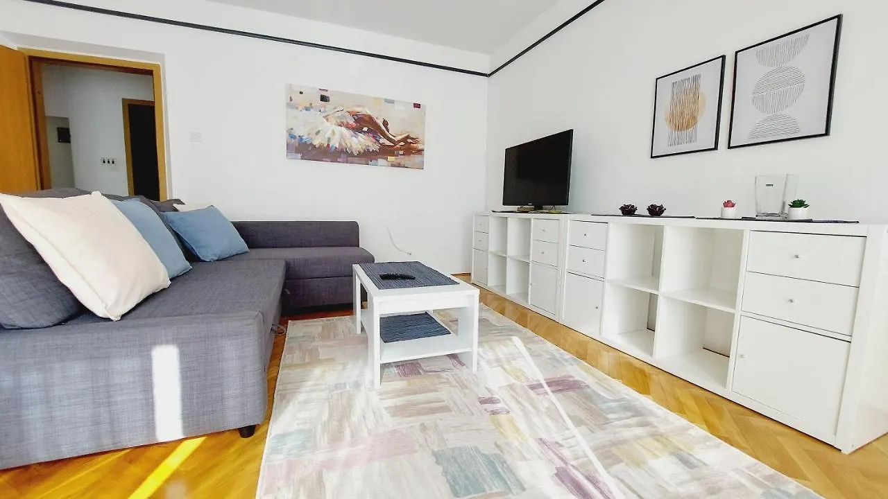 Apartment With A Large Terrace, 80 Meters From The Beach Pjescana Uvala