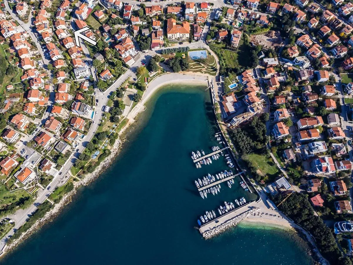Apartment With A Large Terrace, 80 Meters From The Beach Pjescana Uvala Croatia