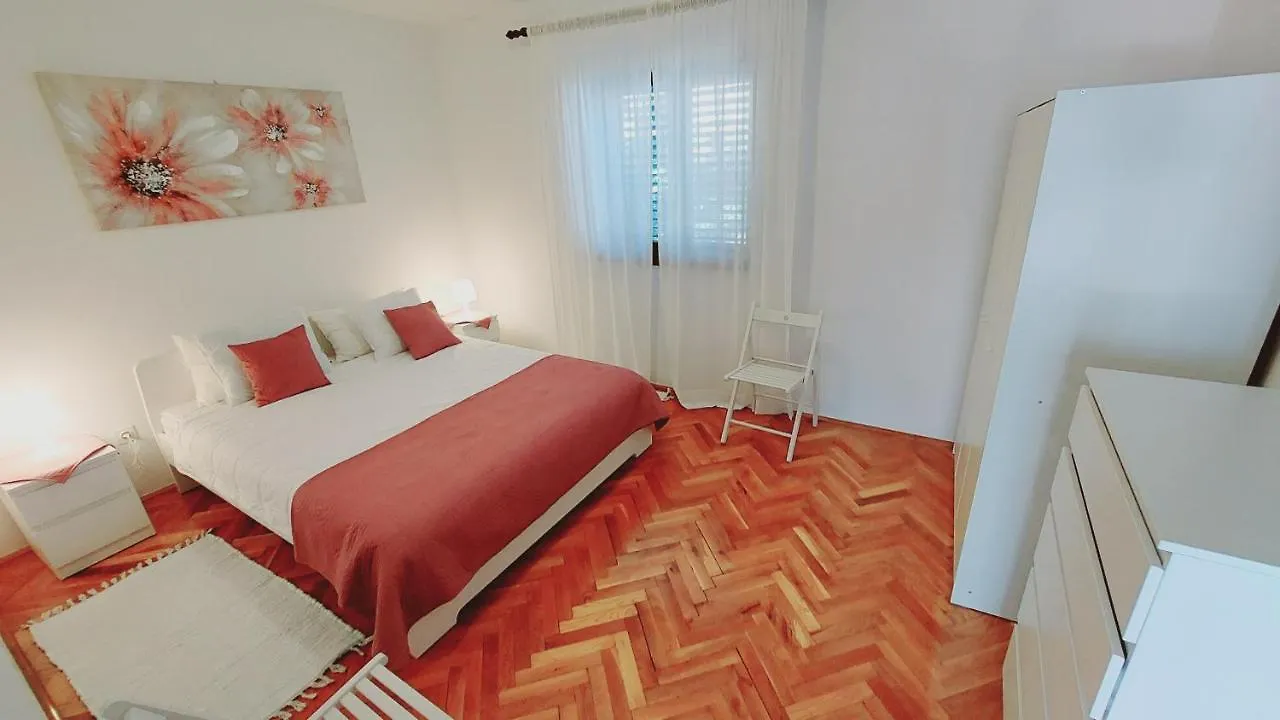 Apartment With A Large Terrace, 80 Meters From The Beach Pjescana Uvala