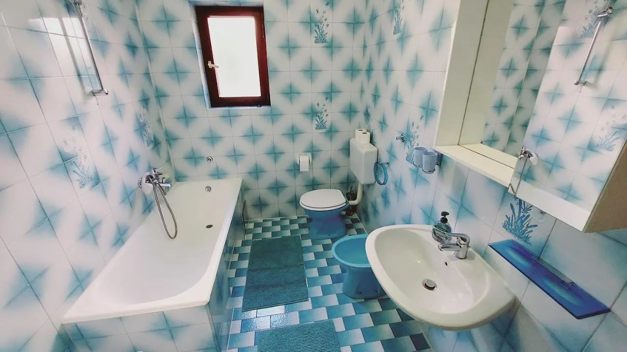 Apartment With A Large Terrace, 80 Meters From The Beach Pjescana Uvala 0*,