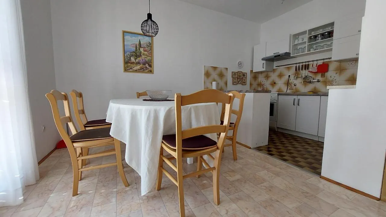 Apartment With A Large Terrace, 80 Meters From The Beach Pjescana Uvala 0*,
