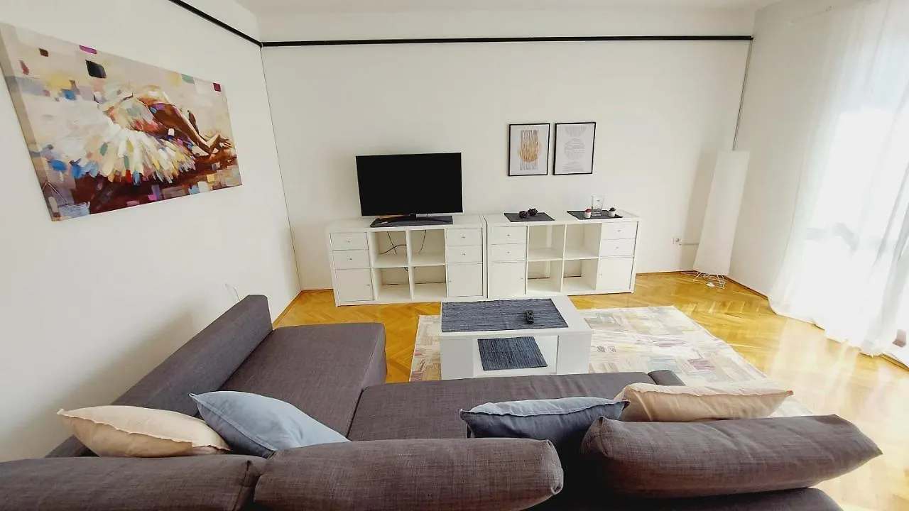 Apartment With A Large Terrace, 80 Meters From The Beach Pjescana Uvala