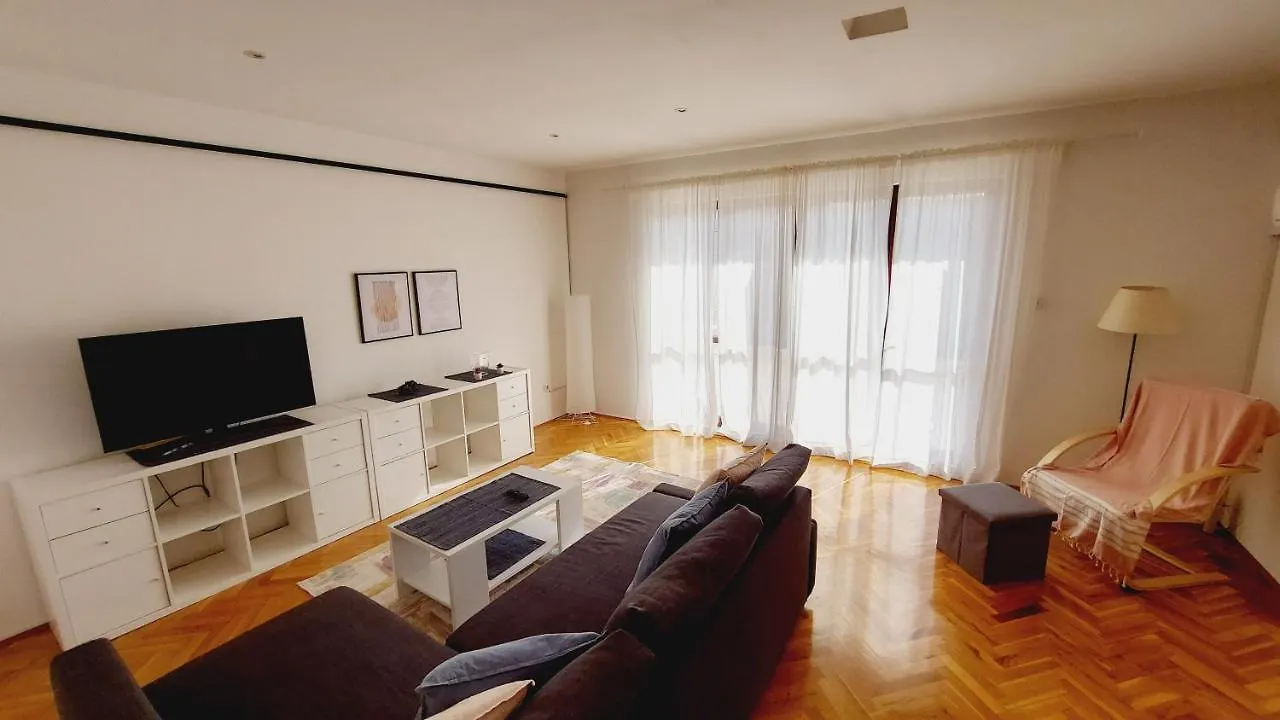 Apartment With A Large Terrace, 80 Meters From The Beach Pjescana Uvala