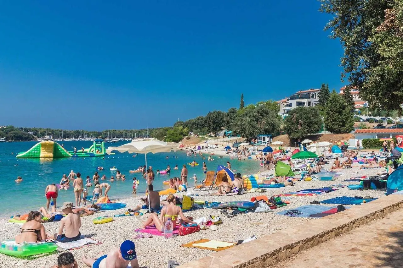 Apartment With A Large Terrace, 80 Meters From The Beach Pjescana Uvala