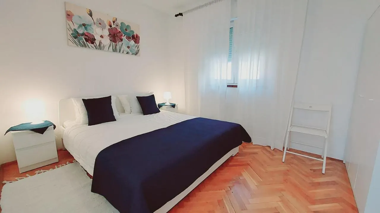 Apartment With A Large Terrace, 80 Meters From The Beach Pjescana Uvala