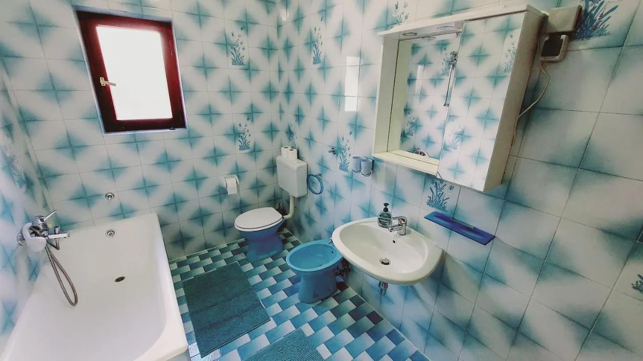 Apartment With A Large Terrace, 80 Meters From The Beach Pjescana Uvala