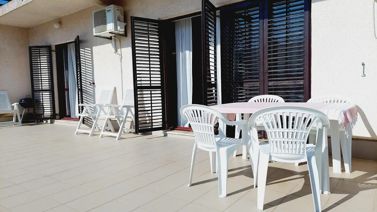 Apartment With A Large Terrace, 80 Meters From The Beach Pjescana Uvala