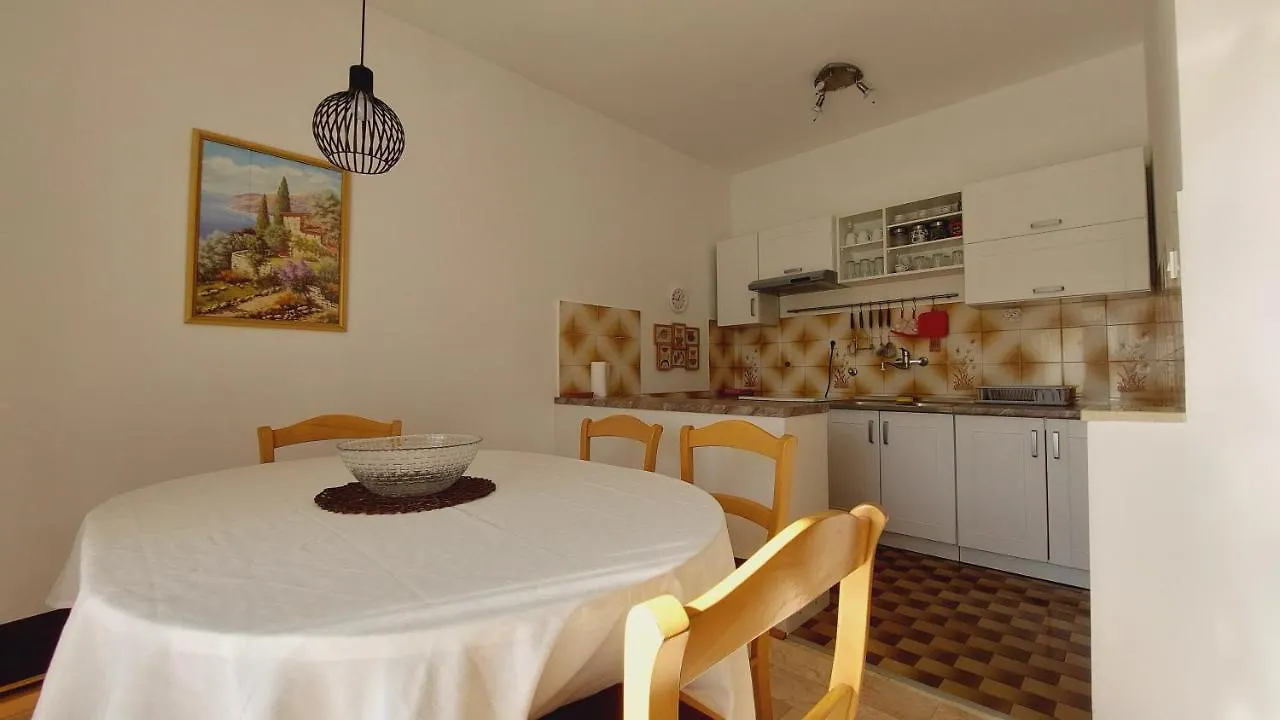 Apartment With A Large Terrace, 80 Meters From The Beach Pjescana Uvala